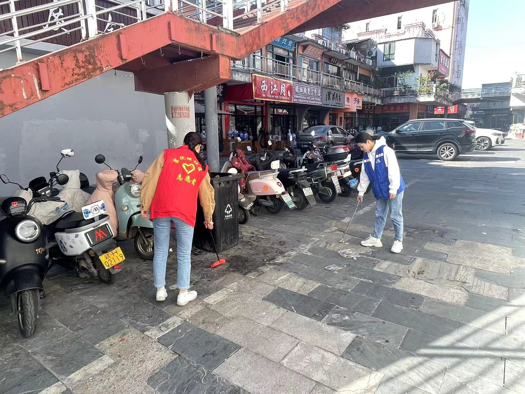 清理路面垃圾.jpg 清理路面垃圾.jpg