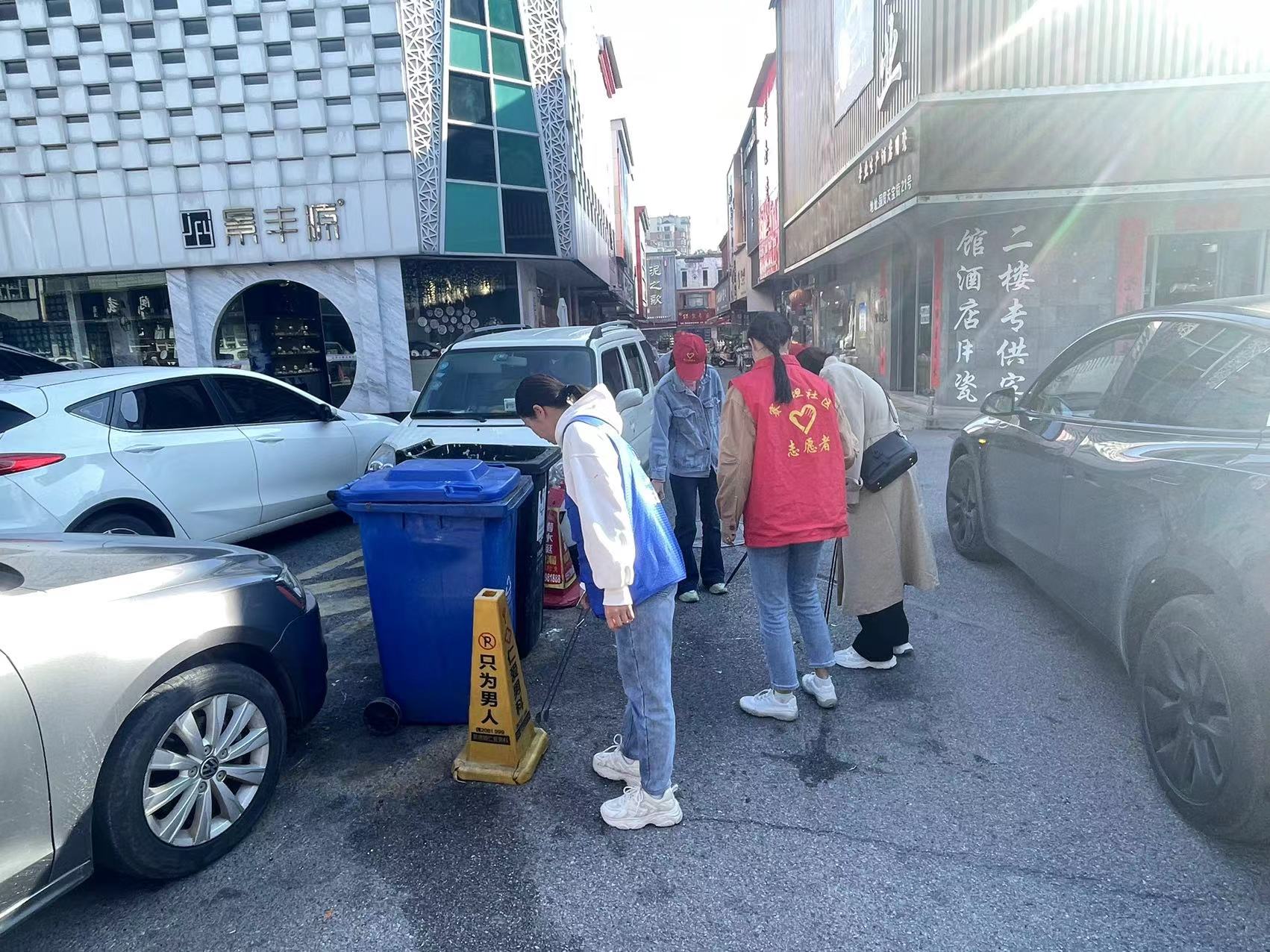 清理路面衛(wèi)生.jpg 清理路面衛(wèi)生.jpg